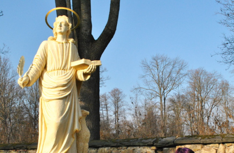 náměstkyně u sochy sv. Jana Evangelisty